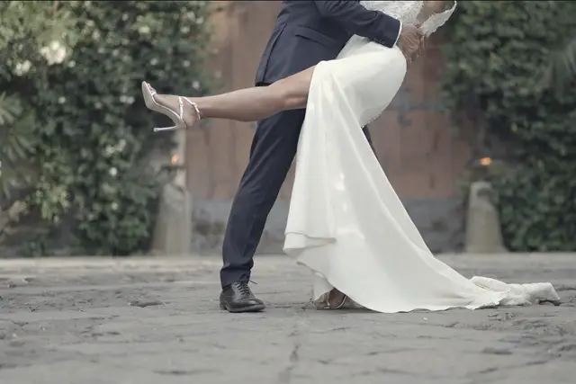 Lo sposo solleva la sposa nel cortile